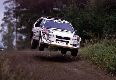 Markku Alén - Ilkka Kivimäki
36º 1000 Lakes Rally 1986. Lancia Delta S4 (TO-90681E). Clasificado 3º.

De SS1 a SS34, dominó el Rally Markku Alen con el Lancia Delta S4, pero una pequeña salida de pista le hizo perder un tiempo imposible de recuperar hasta el final del mismo (total SS48) quedando 3º.
2º quedó Juha Kankkunen compañero de Equipo de Timo Salonen.

Del 5 al 7 de Septiembre, Jyväskylä, Finlandia.
Superficie: tierra.

El Rally tenia un total de 1344.89 km de los que 389.97 km divididos en 48 tramos eran especiales, (una de ellas fue cancelada SS8 Savo de 8.11 Km).

Se inscribieron 169 equipos, tomaron la salida 164, finalizaron 81.
@
Palabras clave: Markku_Alen;Lancia;Delta;S4;Grupo_B;Finlandia;1986;