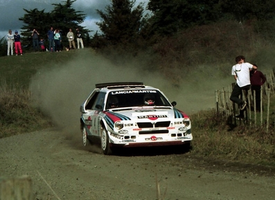 Massimo (Miki) Biasion - Tiziano Siviero
16º AWA Clarion Rally de Nueva Zelanda 1986. Lancia Delta S4 (TO 90681E). Clasificado 3º.

Del 5 al 8 de Julio, Auckland, Nueva Zelanda.
Superficie: tierra.

El Rally tenia un total de 1980 km de los que 597.76 km divididos en 35 tramos eran especiales, (uno de ellos fue cancelado SS26 Kawerau Forest de 26.73 Km).

Se inscribieron 55 equipos, tomaron la salida 52, finalizaron 40.@
Palabras clave: Miki_Biasion;Tiziano_Siviero;Lancia;Delta;Nueva_Zelanda;Grupo_B;1986