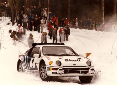 Karl-Erik (Kalle) Grundel - Benny Melander
36º Internacional Suecia Rally 1986. Ford RS200 (B200 Y00). Clasificado 3º.

Del 14 al 16 de Febrero, Karlstad, Suecia.
Superficie: nieve - hielo.

El Rally tenia un total de 1670.00 km de los que 556.79 km divididos en 30 tramos eran especiales.

Tomaron la salida 107 equipos, finalizaron 62.@
Palabras clave: Kalle_Grundel;Benny_Melander;Ford;RS200;Grupo_B;Suecia;1986;nieve