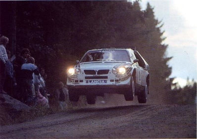 Markku Alén - Ilkka Kivimäki
36º 1000 Lakes Rally 1986. Lancia Delta S4 (TO-90681E). Clasificado 3º.

De SS1 a SS34, dominó el Rally Markku Alen con el Lancia Delta S4, pero una pequeña salida de pista le hizo perder un tiempo imposible de recuperar hasta el final del mismo (total SS48) quedando 3º.
2º quedó Juha Kankkunen compañero de Equipo de Timo Salonen.

Del 5 al 7 de Septiembre, Jyväskylä, Finlandia.
Superficie: tierra.

El Rally tenia un total de 1344.89 km de los que 389.97 km divididos en 48 tramos eran especiales, (una de ellas fue cancelada SS8 Savo de 8.11 Km).

Se inscribieron 169 equipos, tomaron la salida 164, finalizaron 81.
@
Palabras clave: Markku_Alen;Lancia;Delta;S4;Grupo_B;Finlandia;1986;