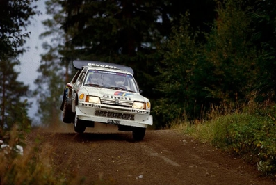 Stig Blomqvist - Bruno Berglund
36º 1000 Lakes Rally 1986. Peugeot 205 T16 E2 (244 FWH 75). Clasificado 4º.

Del 5 al 7 de Septiembre, Jyväskylä, Finlandia.
Superficie: tierra.

El Rally tenia un total de 1344.89 km de los que 389.97 km divididos en 48 tramos eran especiales, (una de ellas fue cancelada SS8 Savo de 8.11 Km).

Se inscribieron 169 equipos, tomaron la salida 164, finalizaron 81.@
Palabras clave: Stig_Blomqvist;Peugeot;T16;Grupo_B;Finlandia;1986;