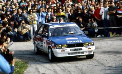 Jean Ragnotti - Pierre Thimonier
30º Rally Tour de Corse - Rallye de France 1986. Renault 11 Turbo (4404 YB 91). Clasificado 4º.

Del 1 al 3 de Mayo, Ajaccio, Córcega, Francia.
Superficie: asfalto.
El Rally tenia un total de 1551.00 km de los que 1122.34 km divididos en 30 tramos eran especiales. (4 de ellos fueron cancelados. SS12 Figarella - Cardo de 15.75 Km, SS18 Corte - Taverna de 26.84 Km, SS19 Moltifao - Speloncato de 38.16 Km y SS20 Corbara - Calenzana de 23.69 Km. Los 3 últimos por el fatal accidente de Henri y Sergio).
Tomaron la salida 122 equipos, finalizaron 31.

En esta edición habí­an 5 tramos de 50 o mas Km cronometrados, SS7 Cozzano - Col de la Serra de 50.84, SS8 Muracciole - Abbazia de 50.00, SS10 Pont d'Altiani - Pont St Laurent de 56.01, SS14 Prunelli - San Pancrazio de 55.67 y SS17 Campe Militaire - Corte de 58.14. Uno de mas de 70 km, SS23 Saint Roch - Suaricchio de 78.19, y otro, el último, SS30 Liamone - Suaricchio de 83.16 Km.

Aquí dejo los kilómetros de cada uno de los 30 tramos del Rally:

1ª ETAPA (01-Mayo-1986)
SS1 Verghia - Pont de la Masina de 38.09 km
SS2 Sainte Marie Sicche - Moca 1 de 23.96 km
SS3 Petreto - Aullene 1 de 20.03 km
SS4 Zerubia - Santa Giulia de 30.60 km
SS5 Sartene - Zonza de 44.23 km
SS6 Aullene - Zicavo de 25.59 km
SS7 Cozzano - Col de la Serra de 50.84 km
SS8 Muracciole - Abbazia de 50.00 km
SS9 Campo al Quarcio - Ponte de Noceta de 33.77 km
SS10 Pont d'Altiani - Pont St Laurent de 56.01 km
SS11 Ponte Rosso - Borgo de 42.29 km

TOTAL ETAPA 415.41 km

2ª ETAPA (02 Mayo-1986)
SS12 Figarella - Cardo (cancelado) de 15.75 km
SS13 Saint Florent - Col de San Stefano de 26.81 km
SS14 Prunelli - San Pancrazio de 55.67 km
SS15 Folelli - Santa Lucia di Moriani de 18.49 km
SS16 Moriani Plage - Orsoni de 20.10 km
SS17 Campe Militaire Corte de 58.14 km
SS18 Corte - Taverna (cancelado) de 26.84 km
SS19 Moltifao - Speloncato (cancelado) de 38.16 km
SS20 Corbara - Calenzana (cancelado) de 23.69 km

TOTAL ETAPA 283.65 km

3ª ETAPA (03-Mayo-1986)
SS21 Norte Dame de la Serra - Pont du Fango de 28.77 km
SS22 Fango - Ota de 48.59 km
SS23 Saint Roch - Suaricchio de 78.19 km
SS24 Tavera - Pont de Mezzana de 30.57 km
SS25 Sainte Marie Sicche - Moca 2 de 23.96 km
SS26 Petreto - Aullene 2 de 20.03 km
SS27 Sorbollano - Santa Giulia de 35.59 km
SS28 Calvese - Agosta Plage de 38.69 km
SS29 Plaine de Peri - Capiglioli de 35.73 km
SS30 Liamone - Suaricchio 83.16 km

TOTAL ETAPA 423.28 km.
SUMANDO LAS TRES ETAPAS, ESTAMOS HABLANDO DE 1122.34 KM CRONOMETRADOS... UNA SALVAJADA...@
Palabras clave: ;Renault;Turbo;Corcega;1986;Corse