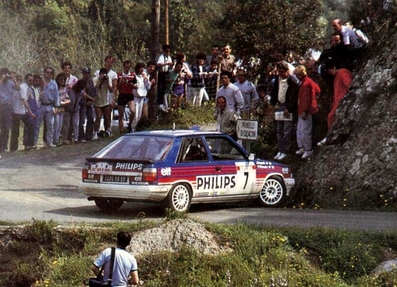 Jean Ragnotti - Pierre Thimonier
30º Rally Tour de Corse - Rallye de France 1986. Renault 11 Turbo (4404 YB 91). Clasificado 4º.

Del 1 al 3 de Mayo, Ajaccio, Córcega, Francia.
Superficie: asfalto.
El Rally tenia un total de 1551.00 km de los que 1122.34 km divididos en 30 tramos eran especiales. (4 de ellos fueron cancelados. SS12 Figarella - Cardo de 15.75 Km, SS18 Corte - Taverna de 26.84 Km, SS19 Moltifao - Speloncato de 38.16 Km y SS20 Corbara - Calenzana de 23.69 Km. Los 3 últimos por el fatal accidente de Henri y Sergio).
Tomaron la salida 122 equipos, finalizaron 31.

En esta edición habí­an 5 tramos de 50 o mas Km cronometrados, SS7 Cozzano - Col de la Serra de 50.84, SS8 Muracciole - Abbazia de 50.00, SS10 Pont d'Altiani - Pont St Laurent de 56.01, SS14 Prunelli - San Pancrazio de 55.67 y SS17 Campe Militaire - Corte de 58.14. Uno de mas de 70 km, SS23 Saint Roch - Suaricchio de 78.19, y otro, el último, SS30 Liamone - Suaricchio de 83.16 Km.

Aquí dejo los kilómetros de cada uno de los 30 tramos del Rally:

1ª ETAPA (01-Mayo-1986)
SS1 Verghia - Pont de la Masina de 38.09 km
SS2 Sainte Marie Sicche - Moca 1 de 23.96 km
SS3 Petreto - Aullene 1 de 20.03 km
SS4 Zerubia - Santa Giulia de 30.60 km
SS5 Sartene - Zonza de 44.23 km
SS6 Aullene - Zicavo de 25.59 km
SS7 Cozzano - Col de la Serra de 50.84 km
SS8 Muracciole - Abbazia de 50.00 km
SS9 Campo al Quarcio - Ponte de Noceta de 33.77 km
SS10 Pont d'Altiani - Pont St Laurent de 56.01 km
SS11 Ponte Rosso - Borgo de 42.29 km

TOTAL ETAPA 415.41 km

2ª ETAPA (02 Mayo-1986)
SS12 Figarella - Cardo (cancelado) de 15.75 km
SS13 Saint Florent - Col de San Stefano de 26.81 km
SS14 Prunelli - San Pancrazio de 55.67 km
SS15 Folelli - Santa Lucia di Moriani de 18.49 km
SS16 Moriani Plage - Orsoni de 20.10 km
SS17 Campe Militaire Corte de 58.14 km
SS18 Corte - Taverna (cancelado) de 26.84 km
SS19 Moltifao - Speloncato (cancelado) de 38.16 km
SS20 Corbara - Calenzana (cancelado) de 23.69 km

TOTAL ETAPA 283.65 km

3ª ETAPA (03-Mayo-1986)
SS21 Norte Dame de la Serra - Pont du Fango de 28.77 km
SS22 Fango - Ota de 48.59 km
SS23 Saint Roch - Suaricchio de 78.19 km
SS24 Tavera - Pont de Mezzana de 30.57 km
SS25 Sainte Marie Sicche - Moca 2 de 23.96 km
SS26 Petreto - Aullene 2 de 20.03 km
SS27 Sorbollano - Santa Giulia de 35.59 km
SS28 Calvese - Agosta Plage de 38.69 km
SS29 Plaine de Peri - Capiglioli de 35.73 km
SS30 Liamone - Suaricchio 83.16 km

TOTAL ETAPA 423.28 km.
SUMANDO LAS TRES ETAPAS, ESTAMOS HABLANDO DE 1122.34 KM CRONOMETRADOS... UNA SALVAJADA...@
Palabras clave: ;Renault;Turbo;Corcega;1986;Corse