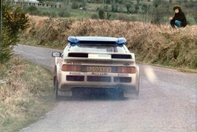 Mark Lovell - Peter Davis
47º Rothmans Circuit of Ireland 1986. Ford RS200 (B200 YEV). Clasificado 4º.
Ford Motor Co. Ltd.

Del 28 de Marzo al 2 de Abril, Belfast • Ulster
Superficie: asfalto.

La prueba tenia un total de 939.60 km cronometrados divididos en 5 etapas y 51 tramos especiales (3 de ellos fueron cancelados SS2 Allens Folly de 13,65 km, SS43 Boho de 25,13 km y SS44 Widow Magee de 17,80 km).

Tomaron la salida 69 equipos, finalizaron 33.@
Palabras clave: Ford;RS200;Grupo_B;Circuit_Ireland;1986;Irlanda