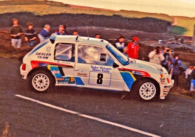 Mikael Sundström - Voitto Silander
24º Tudor Webasto Manx International Rally 1986. Peugeot 205 Turbo 16. Clasificado 4º.

Del 11 al 13 de Septiembre, Douglas, Isla de Man.
Superficie: asfalto.

El Rally tenia un total de 412.85 km cronometrados divididos en 30 tramos especiales (2 de ellos fueron cancelados SS13 Glen Roy de 7.43 km y SS25 West Baldwin de 17.28km)
.
Tomaron la salida 112 equipos, finalizaron 55.@
Palabras clave: Peugeot;Turbo;Grupo_B;Manx_International;1985
