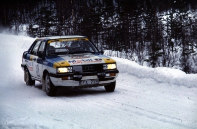 Mikael Ericsson - Reinhard Michel
36º Internacional Suecia Rally 1986. Audi 90 Quattro (DYX 229). Clasificado 4º.

Del 14 al 16 de Febrero, Karlstad, Suecia.
Superficie: nieve - hielo.

El Rally tenia un total de 1670.00 km de los que 556.79 km divididos en 30 tramos eran especiales.

Tomaron la salida 107 equipos, finalizaron 62.@
Palabras clave: ;Mazda;Suecia;Nieve;Audi;Quattro;1986