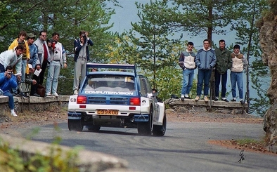 Malcolm Wilson - Nigel Harris
28º Rallye Sanremo 1986. MG Metro 6R4 (C99 KOG). Clasificado 4º.

Equipo Peugeot descalificado
El tercer dí­a del Rally se examinó el Peugeot y se decreto que las aletas de la parte de abajo eran en realidad faldillas. Las faldillas habí­an sido prohibidas después del Córcega, y a pesar de que los coches habí­an pasado las verificaciones pre-rally, se excluyeron todos los Peugeot de inmediato. Peugeot llevó el asunto a la FISA en diciembre, y decidió que la exclusión era ilegal.

Todos los puntos del Rally para el Campeonato se anularon, por eso Sanremo de 1986 no pudo considerarse una prueba de WRC, y por eso Markku Alén fue Campeón del Mundo durante tan solo 10 dí­as.

Del 13 al 17 de Octubre, Sanremo, Imperia, Italia.
Superficie: asfalto - tierra.

El Rally tenía un total de 2148.69 Km de los que 532.60 Km divididos en 40 tramos eran especiales (2 de ellos fueron cancelados SS8 Santa Luce de 12.30 Km y SS22 La Sela 2 de 10.15 Km).

Tomaron la salida 118 equipos, finalizaron 38.

© G.Michel
@
Palabras clave: ;MG;Metro;Sanremo;1986;Grupo_B