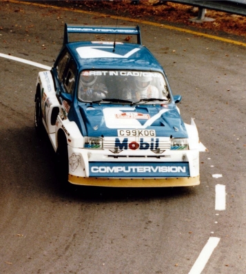 Malcolm Wilson - Nigel Harris
28º Rallye Sanremo 1986. MG Metro 6R4 (C99 KOG). Clasificado 4º.

Equipo Peugeot descalificado
El tercer dí­a del Rally se examinó el Peugeot y se decreto que las aletas de la parte de abajo eran en realidad faldillas. Las faldillas habí­an sido prohibidas después del Córcega, y a pesar de que los coches habí­an pasado las verificaciones pre-rally, se excluyeron todos los Peugeot de inmediato. Peugeot llevó el asunto a la FISA en diciembre, y decidió que la exclusión era ilegal.

Todos los puntos del Rally para el Campeonato se anularon, por eso Sanremo de 1986 no pudo considerarse una prueba de WRC, y por eso Markku Alén fue Campeón del Mundo durante tan solo 10 dí­as.

Del 13 al 17 de Octubre, Sanremo, Imperia, Italia.
Superficie: asfalto - tierra.

El Rally tenía un total de 2148.69 Km de los que 532.60 Km divididos en 40 tramos eran especiales (2 de ellos fueron cancelados SS8 Santa Luce de 12.30 Km y SS22 La Sela 2 de 10.15 Km).

Tomaron la salida 118 equipos, finalizaron 38.
@
Palabras clave: ;MG;Metro;Sanremo;1986;Grupo_B