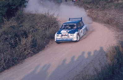 Malcolm Wilson - Nigel Harris
28º Rallye Sanremo 1986. MG Metro 6R4 (C99 KOG). Clasificado 4º.

Equipo Peugeot descalificado
El tercer dí­a del Rally se examinó el Peugeot y se decreto que las aletas de la parte de abajo eran en realidad faldillas. Las faldillas habí­an sido prohibidas después del Córcega, y a pesar de que los coches habí­an pasado las verificaciones pre-rally, se excluyeron todos los Peugeot de inmediato. Peugeot llevó el asunto a la FISA en diciembre, y decidió que la exclusión era ilegal.

Todos los puntos del Rally para el Campeonato se anularon, por eso Sanremo de 1986 no pudo considerarse una prueba de WRC, y por eso Markku Alén fue Campeón del Mundo durante tan solo 10 dí­as.

Del 13 al 17 de Octubre, Sanremo, Imperia, Italia.
Superficie: asfalto - tierra.

El Rally tenía un total de 2148.69 Km de los que 532.60 Km divididos en 40 tramos eran especiales (2 de ellos fueron cancelados SS8 Santa Luce de 12.30 Km y SS22 La Sela 2 de 10.15 Km).

Tomaron la salida 118 equipos, finalizaron 38.
@
Palabras clave: ;MG;Metro;Sanremo;1986;Grupo_B