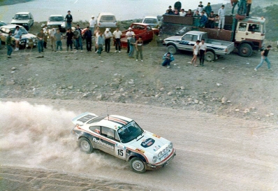 Saeed Al-Hajri - John Spiller
33º Acropolis Rally 1986. Porsche 911 SC RS (A815 CCF). Clasificado 4º.

Del 2 al 4 de Junio, Atenas, Grecia.
Superficie: tierra.

El Rally tení­a un total de 1890.00 km de los que 572.13 km divididos en 46 tramos eran especiales (8 de ellas fueron cancelados SS8, SS9, SS10, SS14, SS16, SS21, SS36 y SS45)

Tomaron la salida 101 equipos, finalizaron 34.@
Palabras clave: ;Porsche;Grupo_B;Acropolis;Grecia;1986