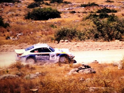 Saeed Al-Hajri - John Spiller
33º Acropolis Rally 1986. Porsche 911 SC RS (A815 CCF). Clasificado 4º.

Del 2 al 4 de Junio, Atenas, Grecia.
Superficie: tierra.

El Rally tení­a un total de 1890.00 km de los que 572.13 km divididos en 46 tramos eran especiales (8 de ellas fueron cancelados SS8, SS9, SS10, SS14, SS16, SS21, SS36 y SS45)

Tomaron la salida 101 equipos, finalizaron 34.@
Palabras clave: ;Porsche;Grupo_B;Acropolis;Grecia;1986