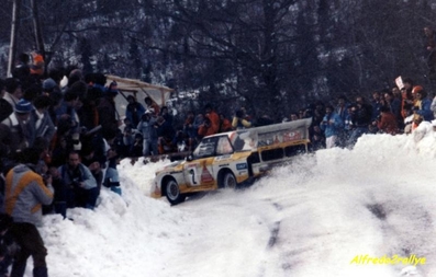Walter Röhrl - Christian Geistdörfer
54º Rallye Automobile de Monte-Carlo 1986. Audi Sport Quattro S1 E2 (IN-NL 23). Clasificado 4º.

Del 18 al 24 de Enero, Monte-Carlo.
Superficie: asfalto - nieve.

El Rally tenía un total de 3984.00 km de los que 881.20 km divididos en 36 tramos eran especiales.

Tomaron la salida 156 equipos, finalizaron 65.@
Palabras clave: Audi;Quattro;Walter_Röhrl;Grupo_B;Sport;Montecarlo;1986;nieve