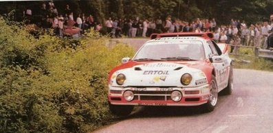 Antonio Zanini Sans - Josep Autet
10° Rally Villa de Llanes 1986. Ford RS 200 (2M 5557 P).

Después de ir todo el rally peleando con Sainz (Renault 5 Maxiturbo / VA-4650-M) por la victoria, cuando quedaban dos tramos para el final y con la segunda plaza asegurada, apareció la lluvia en el tramo del Fito... Todos montaron ruedas de seco.

En la bajada del tramo se sale de la carretera Carlos Sainz, apareciendo poco después Antonio Zanini, que también se sale en la misma curva golpeando el Maxiturbo de Carlos.
Salvador Servià (Lancia Rally 037 / 2M 5511 P) consigue pasar por los pelos y por las indicaciones de Carlos Sainz para que aminorara la velocidad. Después de más de cuatro minutos, Antonio Zanini logra devolver el Ford, (que estaba apoyado al Maxiturbo de Carlos), a la carretera y continuar en carrera, quedando en 4ª posición final del Rally.

El 1 de Junio, Llanes, Asturias, España.
Superficie: asfalto.

Tomaron la salida 52 equipos, finalizaron 35.
@
Palabras clave: Antonio_Zanini;Josep_Autet;Ford;RS200;Villa_Llanes;1986;grupo_B