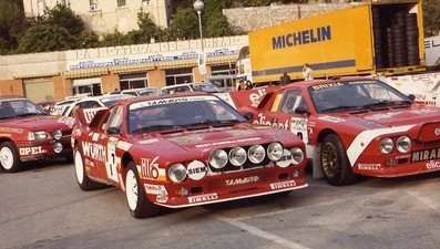 18º Rallye dell'Isola d'Elba 1986
Parque Cerrado

Dos Lancia Rally 037 de:

7# (CO 824444) Franco Cunico - Pierangelo Scalvini, clasificado 4º.

8# (BS 884000) Al lado el de Giacomo Bossini - Ugo Pasotti, abandonò por junta de culata.

Del 15 al 17 de Mayo, Portoferraio.
Superficie: asfalto - tierra.

Desconocemos de cuantos kilómetros tanto totales como cronometrados constaba la prueba.

Tomaron la salida 61 equipos, finalizaron 25.
@
Palabras clave: Parque_Cerrado;Lancia;Rally;Grupo_B;Isola_Elba;1986