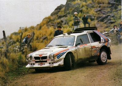 Jorge Recalde - Jorge del Buono
6º Marlboro Rally de Argentina 1986. Lancia Delta S4 (TO 77890E). Clasificado 4º.

Del 6 al 9 de Agosto, Buenos Aires - Cordoba, Argentina.
Superficie: tierra.

El Rally tenia un total de 2072.00 km de los que 624.35 km divididos en 27 tramos eran especiales, (una de ellas fue cancelada SS19 Tanti - Cuchilla Nevada de 30.59 km).

Tomaron la salida 150 equipos, finalizaron 50.@
Palabras clave: Jorge_Recalde;Lancia;Delta;Grupo_B;Argentina;1986