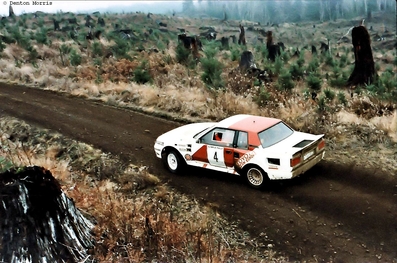 Lars-Erik Torph - Bo Thorszelius
21º Toyota Olympus Rally 1986. Toyota Celica Twincam Turbo (K-AM 9129). Clasificado 4º.

Última aparición Oficial de los coches Grupo B en una prueba válida para el Mundial de Rallys.

De 4 al 7 de Diciembre, Tacoma - Tumwater, Washington, Estados Unidos.
Superficie: tierra.

El Rally tenía un total de 540.65 km cronometrados divididos en 40 tramos especiales (uno de ellos fue cancelado SS6 Taylor Towne de 14.76 km).

Tomaron la salida 50 equipos, finalizaron 25.@
Palabras clave: ;Toyota;Celica;TCT;Grupo_B;1986;Olympus;EE.UU