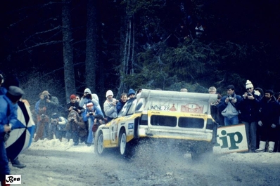 Walter Röhrl - Christian Geistdörfer
54º Rallye Automobile de Monte-Carlo 1986. Audi Sport Quattro S1 E2 (IN-NL 23). Clasificado 4º.

Del 18 al 24 de Enero, Monte-Carlo.
Superficie: asfalto - nieve.

El Rally tenía un total de 3984.00 km de los que 881.20 km divididos en 36 tramos eran especiales.

Tomaron la salida 156 equipos, finalizaron 65.@
Palabras clave: Walter_Röhrl;Montecarlo;Audi;Quattro;Sport;Grupo_B;nieve;1986