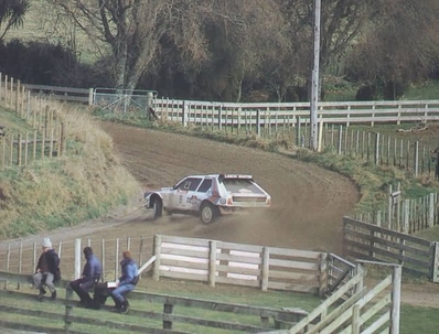 Mikael Ericsson - Claes Billstam
16º AWA Clarion Rally de Nueva Zelanda 1986. Lancia Delta S4 (TO 76794E). Clasificado 4º.

Del 5 al 8 de Julio, Auckland, Nueva Zelanda.
Superficie: tierra.

El Rally tenia un total de 1980 km de los que 597.76 km divididos en 35 tramos eran especiales, (uno de ellos fue cancelado SS26 Kawerau Forest de 26.73 Km).

Se inscribieron 55 equipos, tomaron la salida 52, finalizaron 40.@
Palabras clave: ;Lancia;Delta;Nueva_Zelanda;1986;Grupo_B