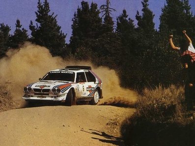 Jorge Recalde - Jorge del Buono
6º Marlboro Rally de Argentina 1986. Lancia Delta S4 (TO 77890E). Clasificado 4º.

Del 6 al 9 de Agosto, Buenos Aires - Cordoba, Argentina.
Superficie: tierra.

El Rally tenia un total de 2072.00 km de los que 624.35 km divididos en 27 tramos eran especiales, (una de ellas fue cancelada SS19 Tanti - Cuchilla Nevada de 30.59 km).

Tomaron la salida 150 equipos, finalizaron 50.@
Palabras clave: Jorge_Recalde;Lancia;Delta;Argentina;Grupo_B;1986