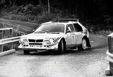 Mikael Ericsson - Claes Billstam
36º 1000 Lakes Rally 1986. Lancia Delta S4. Clasificado 5º.
El Rally tenia un total de 1353 km de los que 382 km divididos en 48 tramos, eran especiales, (una de ellas fue cancelada SS8 Savo de 8.11 Km).
Se inscribieron 169 equipos, tomaron la salida 164, finalizaron 81.@
Palabras clave: ;Claes_Billstam;Lancia;Delta;Grupo_B;Finlandia;1986