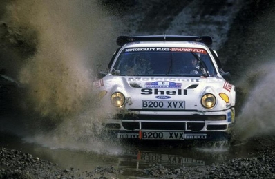 Karl-Erik (Kalle) Grundel - Benny Melander
35º Lombard RAC Rally 1986. Ford RS200 (B200 XVX). Clasificado 5º.

Del 16 al 19 de Noviembre, Bath, Inglaterra.
Superficie: Tierra.

El Rally un total de 2537.93 km de los que 515.04 km divididos en 45 tramos eran especiales.

Tomaron la salida 149 equipos, finalizaron 83.@
Palabras clave: Kalle_Grundel;Ford;RS200;Gran_Bretaña;1986;Grupo_B;Inglaterra