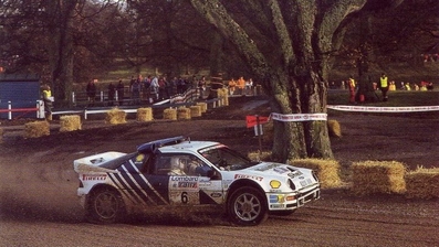 Karl-Erik (Kalle) Grundel - Benny Melander
35º Lombard RAC Rally 1986. Ford RS200 (B200 XVX). Clasificado 5º.

Del 16 al 19 de Noviembre, Bath, Inglaterra.
Superficie: Tierra.

El Rally un total de 2537.93 km de los que 515.04 km divididos en 45 tramos eran especiales.

Tomaron la salida 149 equipos, finalizaron 83.@
Palabras clave: Kalle_Grundel;Ford;RS200;Gran_Bretaña;1986;Grupo_B;Inglaterra