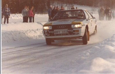 Gunnar Pettersson - Arne Pettersson
36º Internacional Suecia Rally 1986. Audi Coupe Quattro (MPY 032). Clasificado 5º.

Del 14 al 16 de Febrero, Karlstad, Suecia.
Superficie: nieve - hielo.

El Rally tenia un total de 1670.00 km de los que 556.79 km divididos en 30 tramos eran especiales.

Tomaron la salida 107 equipos, finalizaron 62.
Palabras clave: Audi;Coupe;Quattro;Suecia;1986;Nieve