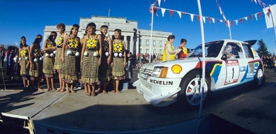 Timo Salonen - Seppo Harjanne
16º AWA Clarion Rally de Nueva Zelanda 1986. Peugeot 205 Turbo 16 E2 (311 FPF 75). Clasificado 5º.

Del 5 al 8 de Julio, Auckland, Nueva Zelanda.
Superficie: tierra.

El Rally tenia un total de 1980 km de los que 597.76 km divididos en 35 tramos eran especiales, (uno de ellos fue cancelado SS26 Kawerau Forest de 26.73 Km).

Se inscribieron 55 equipos, tomaron la salida 52, finalizaron 40.@
Palabras clave: Timo_Salonen;Peugeot;Turbo;Nueva_Zelanda;Grupo_B;1986