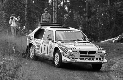 Mikael Ericsson - Claes Billstam
36º Rally 1000 Lagos 1986 (Finlandia). Lancia Delta S4. Clasificado  5º.
El Rally tenia un total de 1353 km de los que 382 km divididos en 48 tramos, eran especiales, (una de ellas fue cancelada SS8 Savo de 8.11 Km).
Se inscribieron 169 participantes, tomaron la salida 164, finalizaron 81.@
Palabras clave: ;Claes_Billstam;Lancia;Delta;Grupo_B;Finlandia;1986