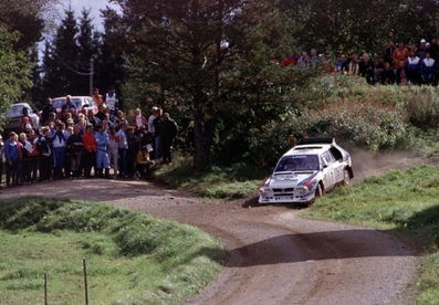Mikael Ericsson - Claes Billstam
36º Rally 1000 Lagos 1986. Lancia Delta S4 (TO 76794E). Clasificado 5º.

Del 5 al 7 de Septiembre, Jyväskylä, Finlandia.
Superficie: tierra.

El Rally tenia un total de 1344.89 km de los que 389.97 km divididos en 48 tramos eran especiales, (una de ellas fue cancelada SS8 Savo de 8.11 Km).

Se inscribieron 169 equipos, tomaron la salida 164, finalizaron 81.
Palabras clave: ;Claes_Billstam;Lancia;Delta;S4;Grupo_B;Finlandia;1986
