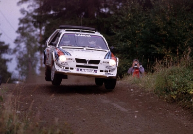 Mikael Ericsson - Claes Billstam
36º Rally 1000 Lagos 1986. Lancia Delta S4 (TO 76794E). Clasificado 5º.

Del 5 al 7 de Septiembre, Jyväskylä, Finlandia.
Superficie: tierra.

El Rally tenia un total de 1344.89 km de los que 389.97 km divididos en 48 tramos eran especiales, (una de ellas fue cancelada SS8 Savo de 8.11 Km).

Se inscribieron 169 equipos, tomaron la salida 164, finalizaron 81.
Palabras clave: ;Claes_Billstam;Lancia;Delta;S4;Grupo_B;Finlandia;1986;