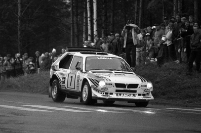 Mikael Ericsson - Claes Billstam
36º Rally 1000 Lagos 1986. Lancia Delta S4 (TO 76794E). Clasificado 5º.

Del 5 al 7 de Septiembre, Jyväskylä, Finlandia.
Superficie: tierra.

El Rally tenia un total de 1344.89 km de los que 389.97 km divididos en 48 tramos eran especiales, (una de ellas fue cancelada SS8 Savo de 8.11 Km).

Se inscribieron 169 equipos, tomaron la salida 164, finalizaron 81.
Palabras clave: ;Claes_Billstam;Lancia;Delta;S4;Grupo_B;Finlandia;1986