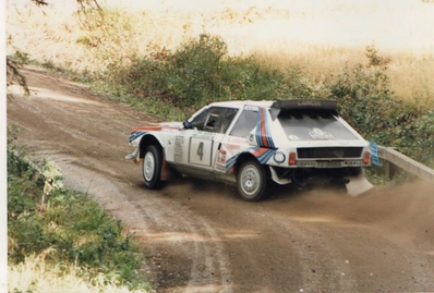 Karl-Erik (Kalle) Grundel - Benny Melander
36º Rally 1000 Lagos 1986. Lancia Delta S4. Clasificado 6º.

Del 5 al 7 de Septiembre, Jyväskylä, Finlandia.
Superficie: tierra.

El Rally tenia un total de 1344.89 km de los que 389.97 km divididos en 48 tramos eran especiales, (una de ellas fue cancelada SS8 Savo de 8.11 Km).

Se inscribieron 169 equipos, tomaron la salida 164, finalizaron 81.@

Palabras clave: Kalle_Grundel;Lancia;Delta;S4;Grupo_B;Finlandia;1986