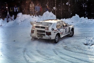 Jean-Claude Andruet - Annick Peuvergne
36º Internacional Suecia Rally 1986. Citröen BX4TC (9830 NR 92). Clasificado 6º.
Citroën Compétitions

Del 14 al 16 de Febrero, Karlstad, Suecia.
Superficie: nieve - hielo.

El Rally tenia un total de 1670.00 km de los que 556.79 km divididos en 30 tramos eran especiales.

Tomaron la salida 107 equipos, finalizaron 62.@
Palabras clave: Citroen;BX4TC;Suecia;1986;Grupo_B;nieve