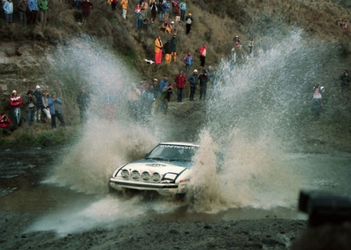 Neil Allport - Rodger Freeth
16º AWA Clarion Rally de Nueva Zelanda 1986. Mazda RX 7. Clasificado 6º.

Del 5 al 8 de Julio, Auckland, Nueva Zelanda.
Superficie: tierra.

El Rally tenia un total de 1980 km de los que 597.76 km divididos en 35 tramos eran especiales, (uno de ellos fue cancelado SS26 Kawerau Forest de 26.73 Km).

Se inscribieron 55 equipos, tomaron la salida 52, finalizaron 40.@
Palabras clave: Neil_Allport;Mazda;RX7;Mazda;Nueva_Zelanda;Grupo_B;1986