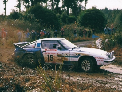 Neil Allport - Rodger Freeth
16º AWA Clarion Rally de Nueva Zelanda 1986. Mazda RX 7. Clasificado 6º.

Del 5 al 8 de Julio, Auckland, Nueva Zelanda.
Superficie: tierra.

El Rally tenia un total de 1980 km de los que 597.76 km divididos en 35 tramos eran especiales, (uno de ellos fue cancelado SS26 Kawerau Forest de 26.73 Km).

Se inscribieron 55 equipos, tomaron la salida 52, finalizaron 40.@
Palabras clave: Neil_Allport;Mazda;RX7;Mazda;Nueva_Zelanda;Grupo_B;1986