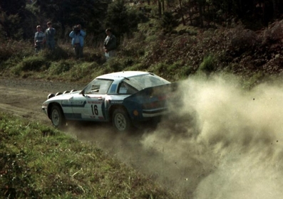 Neil Allport - Rodger Freeth
16º AWA Clarion Rally de Nueva Zelanda 1986. Mazda RX 7. Clasificado 6º.

Del 5 al 8 de Julio, Auckland, Nueva Zelanda.
Superficie: tierra.

El Rally tenia un total de 1980 km de los que 597.76 km divididos en 35 tramos eran especiales, (uno de ellos fue cancelado SS26 Kawerau Forest de 26.73 Km).

Se inscribieron 55 equipos, tomaron la salida 52, finalizaron 40.@
Palabras clave: Neil_Allport;Mazda;RX7;Mazda;Nueva_Zelanda;Grupo_B;1986
