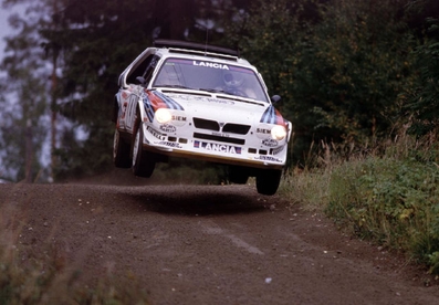 Karl-Erik (Kalle) Grundel - Benny Melander
36º Rally 1000 Lagos 1986. Lancia Delta S4. Clasificado 6º.

Del 5 al 7 de Septiembre, Jyväskylä, Finlandia.
Superficie: tierra.

El Rally tenia un total de 1344.89 km de los que 389.97 km divididos en 48 tramos eran especiales, (una de ellas fue cancelada SS8 Savo de 8.11 Km).

Se inscribieron 169 equipos, tomaron la salida 164, finalizaron 81.@
Palabras clave: Kalle_Grundel;Lancia;Delta;S4;Grupo_B;Finlandia;1986;