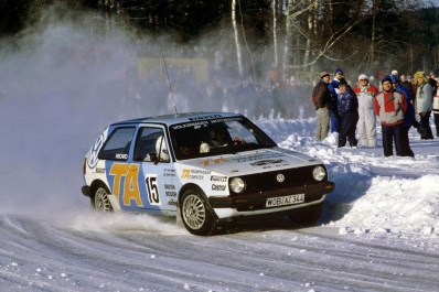 Kenneth Eriksson - Peter Diekmann
36º Internacional Suecia Rally 1986. Volkswagen Golf GTi 16V (WOB-AZ 344). Clasificado 7º.

Del 14 al 16 de Febrero, Karlstad, Suecia.
Superficie: nieve - hielo.

El Rally tenia un total de 1670.00 km de los que 556.79 km divididos en 30 tramos eran especiales.

Tomaron la salida 107 equipos, finalizaron 62.@
Palabras clave: ;Volkswagen;Golf;GTi;Suecia;1986;Nieve