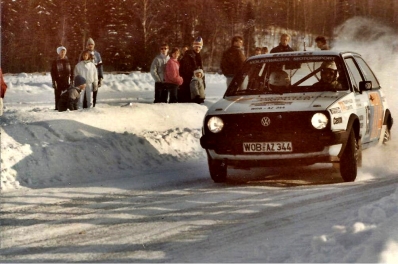 Kenneth Eriksson - Peter Diekmann
36º Internacional Suecia Rally 1986. Volkswagen Golf GTi 16V (WOB-AZ 344). Clasificado 7º.

Del 14 al 16 de Febrero, Karlstad, Suecia.
Superficie: nieve - hielo.

El Rally tenia un total de 1670.00 km de los que 556.79 km divididos en 30 tramos eran especiales.

Tomaron la salida 107 equipos, finalizaron 62.@
Palabras clave: ;Volkswagen;Golf;GTi;Suecia;1986;Nieve