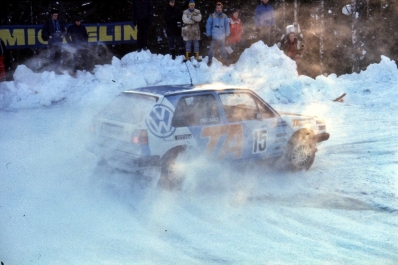 Kenneth Eriksson - Peter Diekmann
36º Internacional Suecia Rally 1986. Volkswagen Golf GTi 16V (WOB-AZ 344). Clasificado 7º.

Del 14 al 16 de Febrero, Karlstad, Suecia.
Superficie: nieve - hielo.

El Rally tenia un total de 1670.00 km de los que 556.79 km divididos en 30 tramos eran especiales.

Tomaron la salida 107 equipos, finalizaron 62.@
Palabras clave: ;Volkswagen;Golf;GTi;Suecia;1986;Nieve