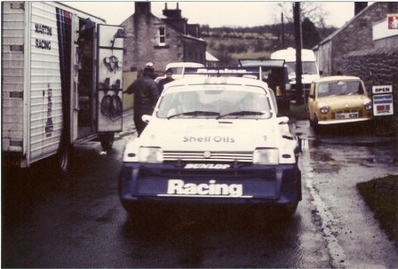 Asistencia del Equipo Austin Rover World Championship Team en el 35º Lombard RAC Rally 1986
En el MG Metro 6R4 (C749 LFM) de Jimmy McRae - Ian Grindrod. Clasificado 8º.

Del 16 al 19 de Noviembre, Bath, Inglaterra.
Superficie: Tierra.

El Rally un total de 2537.93 km de los que 515.04 km divididos en 45 tramos eran especiales.

Tomaron la salida 149 equipos, finalizaron 83.

© Dario Talmelli
@
Palabras clave: Jimmy_McRae;MG;Metro;Gran_Bretaña;1986;Asistencias;Grupo_B
