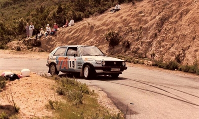 Kenneth Eriksson - Peter Diekmann
30º Tour de Corse 1986 - Rallye de France 1986. Volkswagen Golf GTi (WOB-AZ 344). Clasificado 8º.

Del 1 al 3 de Mayo, Ajaccio, Córcega, Francia.
Superficie: asfalto.

El Rally tenia un total de 1551.00 km de los que 1122.34 km divididos en 30 tramos eran especiales. (4 de ellos fueron cancelados. SS12 Figarella - Cardo de 15.75 Km, SS18 Corte - Taverna de 26.84 Km, SS19 Moltifao - Speloncato de 38.16 Km y SS20 Corbara - Calenzana de 23.69 Km. Los 3 últimos por el fatal accidente de Henri y Sergio).
Tomaron la salida 122 equipos, finalizaron 31.

En esta edición habí­an 5 tramos de 50 o mas Km cronometrados, SS7 Cozzano - Col de la Serra de 50.84, SS8 Muracciole - Abbazia de 50.00, SS10 Pont d'Altiani - Pont St Laurent de 56.01, SS14 Prunelli - San Pancrazio de 55.67 y SS17 Campe Militaire - Corte de 58.14. Uno de mas de 70 km, SS23 Saint Roch - Suaricchio de 78.19, y otro, el último, SS30 Liamone - Suaricchio de 83.16 Km.

Aquí dejo los kilómetros de cada uno de los 30 tramos del Rally:

1ª ETAPA (01-Mayo-1986)
SS1 Verghia - Pont de la Masina de 38.09 km
SS2 Sainte Marie Sicche - Moca 1 de 23.96 km
SS3 Petreto - Aullene 1 de 20.03 km
SS4 Zerubia - Santa Giulia de 30.60 km
SS5 Sartene - Zonza de 44.23 km
SS6 Aullene - Zicavo de 25.59 km
SS7 Cozzano - Col de la Serra de 50.84 km
SS8 Muracciole - Abbazia de 50.00 km
SS9 Campo al Quarcio - Ponte de Noceta de 33.77 km
SS10 Pont d'Altiani - Pont St Laurent de 56.01 km
SS11 Ponte Rosso - Borgo de 42.29 km

TOTAL ETAPA 415.41 km

2ª ETAPA (02 Mayo-1986)
SS12 Figarella - Cardo (cancelado) de 15.75 km
SS13 Saint Florent - Col de San Stefano de 26.81 km
SS14 Prunelli - San Pancrazio de 55.67 km
SS15 Folelli - Santa Lucia di Moriani de 18.49 km
SS16 Moriani Plage - Orsoni de 20.10 km
SS17 Campe Militaire Corte de 58.14 km
SS18 Corte - Taverna (cancelado) de 26.84 km
SS19 Moltifao - Speloncato (cancelado) de 38.16 km
SS20 Corbara - Calenzana (cancelado) de 23.69 km

TOTAL ETAPA 283.65 km

3ª ETAPA (03-Mayo-1986)
SS21 Norte Dame de la Serra - Pont du Fango de 28.77 km
SS22 Fango - Ota de 48.59 km
SS23 Saint Roch - Suaricchio de 78.19 km
SS24 Tavera - Pont de Mezzana de 30.57 km
SS25 Sainte Marie Sicche - Moca 2 de 23.96 km
SS26 Petreto - Aullene 2 de 20.03 km
SS27 Sorbollano - Santa Giulia de 35.59 km
SS28 Calvese - Agosta Plage de 38.69 km
SS29 Plaine de Peri - Capiglioli de 35.73 km
SS30 Liamone - Suaricchio 83.16 km

TOTAL ETAPA 423.28 km.
SUMANDO LAS TRES ETAPAS, ESTAMOS HABLANDO DE 1122.34 KM CRONOMETRADOS... UNA SALVAJADA...
@
Palabras clave: ;Volkswagen;Golf;GTi;Corse;Corcega;1986