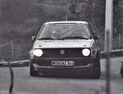 Kenneth Eriksson - Peter Diekmann
30º Tour de Corse 1986 - Rallye de France 1986. Volkswagen Golf GTi (WOB-AZ 344). Clasificado 8º.

Del 1 al 3 de Mayo, Ajaccio, Córcega, Francia.
Superficie: asfalto.

El Rally tenia un total de 1551.00 km de los que 1122.34 km divididos en 30 tramos eran especiales. (4 de ellos fueron cancelados. SS12 Figarella - Cardo de 15.75 Km, SS18 Corte - Taverna de 26.84 Km, SS19 Moltifao - Speloncato de 38.16 Km y SS20 Corbara - Calenzana de 23.69 Km. Los 3 últimos por el fatal accidente de Henri y Sergio).
Tomaron la salida 122 equipos, finalizaron 31.

En esta edición habí­an 5 tramos de 50 o mas Km cronometrados, SS7 Cozzano - Col de la Serra de 50.84, SS8 Muracciole - Abbazia de 50.00, SS10 Pont d'Altiani - Pont St Laurent de 56.01, SS14 Prunelli - San Pancrazio de 55.67 y SS17 Campe Militaire - Corte de 58.14. Uno de mas de 70 km, SS23 Saint Roch - Suaricchio de 78.19, y otro, el último, SS30 Liamone - Suaricchio de 83.16 Km.

Aquí dejo los kilómetros de cada uno de los 30 tramos del Rally:

1ª ETAPA (01-Mayo-1986)
SS1 Verghia - Pont de la Masina de 38.09 km
SS2 Sainte Marie Sicche - Moca 1 de 23.96 km
SS3 Petreto - Aullene 1 de 20.03 km
SS4 Zerubia - Santa Giulia de 30.60 km
SS5 Sartene - Zonza de 44.23 km
SS6 Aullene - Zicavo de 25.59 km
SS7 Cozzano - Col de la Serra de 50.84 km
SS8 Muracciole - Abbazia de 50.00 km
SS9 Campo al Quarcio - Ponte de Noceta de 33.77 km
SS10 Pont d'Altiani - Pont St Laurent de 56.01 km
SS11 Ponte Rosso - Borgo de 42.29 km

TOTAL ETAPA 415.41 km

2ª ETAPA (02 Mayo-1986)
SS12 Figarella - Cardo (cancelado) de 15.75 km
SS13 Saint Florent - Col de San Stefano de 26.81 km
SS14 Prunelli - San Pancrazio de 55.67 km
SS15 Folelli - Santa Lucia di Moriani de 18.49 km
SS16 Moriani Plage - Orsoni de 20.10 km
SS17 Campe Militaire Corte de 58.14 km
SS18 Corte - Taverna (cancelado) de 26.84 km
SS19 Moltifao - Speloncato (cancelado) de 38.16 km
SS20 Corbara - Calenzana (cancelado) de 23.69 km

TOTAL ETAPA 283.65 km

3ª ETAPA (03-Mayo-1986)
SS21 Norte Dame de la Serra - Pont du Fango de 28.77 km
SS22 Fango - Ota de 48.59 km
SS23 Saint Roch - Suaricchio de 78.19 km
SS24 Tavera - Pont de Mezzana de 30.57 km
SS25 Sainte Marie Sicche - Moca 2 de 23.96 km
SS26 Petreto - Aullene 2 de 20.03 km
SS27 Sorbollano - Santa Giulia de 35.59 km
SS28 Calvese - Agosta Plage de 38.69 km
SS29 Plaine de Peri - Capiglioli de 35.73 km
SS30 Liamone - Suaricchio 83.16 km

TOTAL ETAPA 423.28 km.
SUMANDO LAS TRES ETAPAS, ESTAMOS HABLANDO DE 1122.34 KM CRONOMETRADOS... UNA SALVAJADA...
@
Palabras clave: ;Volkswagen;Golf;GTi;Corse;Corcega;1986