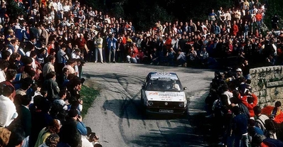 Kenneth Eriksson - Peter Diekmann
30º Tour de Corse 1986 - Rallye de France 1986. Volkswagen Golf GTi (WOB-AZ 344). Clasificado 8º.

Del 1 al 3 de Mayo, Ajaccio, Córcega, Francia.
Superficie: asfalto.

El Rally tenia un total de 1551.00 km de los que 1122.34 km divididos en 30 tramos eran especiales. (4 de ellos fueron cancelados. SS12 Figarella - Cardo de 15.75 Km, SS18 Corte - Taverna de 26.84 Km, SS19 Moltifao - Speloncato de 38.16 Km y SS20 Corbara - Calenzana de 23.69 Km. Los 3 últimos por el fatal accidente de Henri y Sergio).
Tomaron la salida 122 equipos, finalizaron 31.

En esta edición habí­an 5 tramos de 50 o mas Km cronometrados, SS7 Cozzano - Col de la Serra de 50.84, SS8 Muracciole - Abbazia de 50.00, SS10 Pont d'Altiani - Pont St Laurent de 56.01, SS14 Prunelli - San Pancrazio de 55.67 y SS17 Campe Militaire - Corte de 58.14. Uno de mas de 70 km, SS23 Saint Roch - Suaricchio de 78.19, y otro, el último, SS30 Liamone - Suaricchio de 83.16 Km.

Aquí dejo los kilómetros de cada uno de los 30 tramos del Rally:

1ª ETAPA (01-Mayo-1986)
SS1 Verghia - Pont de la Masina de 38.09 km
SS2 Sainte Marie Sicche - Moca 1 de 23.96 km
SS3 Petreto - Aullene 1 de 20.03 km
SS4 Zerubia - Santa Giulia de 30.60 km
SS5 Sartene - Zonza de 44.23 km
SS6 Aullene - Zicavo de 25.59 km
SS7 Cozzano - Col de la Serra de 50.84 km
SS8 Muracciole - Abbazia de 50.00 km
SS9 Campo al Quarcio - Ponte de Noceta de 33.77 km
SS10 Pont d'Altiani - Pont St Laurent de 56.01 km
SS11 Ponte Rosso - Borgo de 42.29 km

TOTAL ETAPA 415.41 km

2ª ETAPA (02 Mayo-1986)
SS12 Figarella - Cardo (cancelado) de 15.75 km
SS13 Saint Florent - Col de San Stefano de 26.81 km
SS14 Prunelli - San Pancrazio de 55.67 km
SS15 Folelli - Santa Lucia di Moriani de 18.49 km
SS16 Moriani Plage - Orsoni de 20.10 km
SS17 Campe Militaire Corte de 58.14 km
SS18 Corte - Taverna (cancelado) de 26.84 km
SS19 Moltifao - Speloncato (cancelado) de 38.16 km
SS20 Corbara - Calenzana (cancelado) de 23.69 km

TOTAL ETAPA 283.65 km

3ª ETAPA (03-Mayo-1986)
SS21 Norte Dame de la Serra - Pont du Fango de 28.77 km
SS22 Fango - Ota de 48.59 km
SS23 Saint Roch - Suaricchio de 78.19 km
SS24 Tavera - Pont de Mezzana de 30.57 km
SS25 Sainte Marie Sicche - Moca 2 de 23.96 km
SS26 Petreto - Aullene 2 de 20.03 km
SS27 Sorbollano - Santa Giulia de 35.59 km
SS28 Calvese - Agosta Plage de 38.69 km
SS29 Plaine de Peri - Capiglioli de 35.73 km
SS30 Liamone - Suaricchio 83.16 km

TOTAL ETAPA 423.28 km.
SUMANDO LAS TRES ETAPAS, ESTAMOS HABLANDO DE 1122.34 KM CRONOMETRADOS... UNA SALVAJADA...
@
Palabras clave: ;Volkswagen;Golf;Corse;Corcega;1986