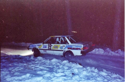 Roger Ericsson - Per Rosendahl
36º Internacional Suecia Rally 1986. Subaru RX Turbo (BOX 501). Clasificado 8º.

Del 14 al 16 de Febrero, Karlstad, Suecia.
Superficie: nieve - hielo.

El Rally tenia un total de 1670.00 km de los que 556.79 km divididos en 30 tramos eran especiales.

Tomaron la salida 107 equipos, finalizaron 62.
Palabras clave: Subaru;RX;Turbo;Suecia;1986;Nieve