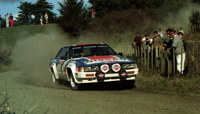 Reginald (Reg) Cook - Wayne Jones
16º AWA Clarion Rally de Nueva Zelanda 1986. Nissan 240RS (MB6137). Clasificado 9º.

Del 5 al 8 de Julio, Auckland, Nueva Zelanda.
Superficie: tierra.

El Rally tenia un total de 1980 km de los que 597.76 km divididos en 35 tramos eran especiales, (uno de ellos fue cancelado SS26 Kawerau Forest de 26.73 Km).

Se inscribieron 55 equipos, tomaron la salida 52, finalizaron 40.@
Palabras clave: ;Wayne_Jones;Nissan;Nueva_Zelanda;1986;Grupo_B