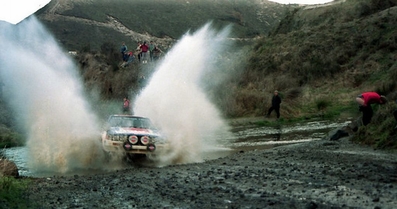 Reginald (Reg) Cook - Wayne Jones
16º AWA Clarion Rally de Nueva Zelanda 1986. Nissan 240RS (MB6137). Clasificado 9º.

Del 5 al 8 de Julio, Auckland, Nueva Zelanda.
Superficie: tierra.

El Rally tenia un total de 1980 km de los que 597.76 km divididos en 35 tramos eran especiales, (uno de ellos fue cancelado SS26 Kawerau Forest de 26.73 Km).

Se inscribieron 55 equipos, tomaron la salida 52, finalizaron 40.@
Palabras clave: ;Wayne_Jones;Nissan;Nueva_Zelanda;1986;Grupo_B
