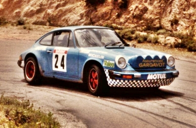 Christian Gardavot - Remy Levivier
30º Tour de Corse 1986 - Rallye de France 1986. Porsche 911 SC (7427 TL 06). Clasificado 10º.

Del 1 al 3 de Mayo, Ajaccio, Córcega, Francia.
Superficie: asfalto.

El Rally tenia un total de 1551.00 km de los que 1122.34 km divididos en 30 tramos eran especiales. (4 de ellos fueron cancelados. SS12 Figarella - Cardo de 15.75 Km, SS18 Corte - Taverna de 26.84 Km, SS19 Moltifao - Speloncato de 38.16 Km y SS20 Corbara - Calenzana de 23.69 Km. Los 3 últimos por el fatal accidente de Henri y Sergio).
Tomaron la salida 122 equipos, finalizaron 31.

En esta edición habí­an 5 tramos de 50 o mas Km cronometrados, SS7 Cozzano - Col de la Serra de 50.84, SS8 Muracciole - Abbazia de 50.00, SS10 Pont d'Altiani - Pont St Laurent de 56.01, SS14 Prunelli - San Pancrazio de 55.67 y SS17 Campe Militaire - Corte de 58.14. Uno de mas de 70 km, SS23 Saint Roch - Suaricchio de 78.19, y otro, el último, SS30 Liamone - Suaricchio de 83.16 Km.

Aquí dejo los kilómetros de cada uno de los 30 tramos del Rally:

1ª ETAPA (01-Mayo-1986)
SS1 Verghia - Pont de la Masina de 38.09 km
SS2 Sainte Marie Sicche - Moca 1 de 23.96 km
SS3 Petreto - Aullene 1 de 20.03 km
SS4 Zerubia - Santa Giulia de 30.60 km
SS5 Sartene - Zonza de 44.23 km
SS6 Aullene - Zicavo de 25.59 km
SS7 Cozzano - Col de la Serra de 50.84 km
SS8 Muracciole - Abbazia de 50.00 km
SS9 Campo al Quarcio - Ponte de Noceta de 33.77 km
SS10 Pont d'Altiani - Pont St Laurent de 56.01 km
SS11 Ponte Rosso - Borgo de 42.29 km

TOTAL ETAPA 415.41 km

2ª ETAPA (02 Mayo-1986)
SS12 Figarella - Cardo (cancelado) de 15.75 km
SS13 Saint Florent - Col de San Stefano de 26.81 km
SS14 Prunelli - San Pancrazio de 55.67 km
SS15 Folelli - Santa Lucia di Moriani de 18.49 km
SS16 Moriani Plage - Orsoni de 20.10 km
SS17 Campe Militaire Corte de 58.14 km
SS18 Corte - Taverna (cancelado) de 26.84 km
SS19 Moltifao - Speloncato (cancelado) de 38.16 km
SS20 Corbara - Calenzana (cancelado) de 23.69 km

TOTAL ETAPA 283.65 km

3ª ETAPA (03-Mayo-1986)
SS21 Norte Dame de la Serra - Pont du Fango de 28.77 km
SS22 Fango - Ota de 48.59 km
SS23 Saint Roch - Suaricchio de 78.19 km
SS24 Tavera - Pont de Mezzana de 30.57 km
SS25 Sainte Marie Sicche - Moca 2 de 23.96 km
SS26 Petreto - Aullene 2 de 20.03 km
SS27 Sorbollano - Santa Giulia de 35.59 km
SS28 Calvese - Agosta Plage de 38.69 km
SS29 Plaine de Peri - Capiglioli de 35.73 km
SS30 Liamone - Suaricchio 83.16 km

TOTAL ETAPA 423.28 km.
SUMANDO LAS TRES ETAPAS, ESTAMOS HABLANDO DE 1122.34 KM CRONOMETRADOS... UNA SALVAJADA...
@
Palabras clave: Porsche;Corse;Corcega;Grupo_B;1986