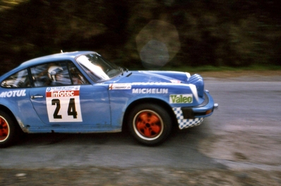 Christian Gardavot - Remy Levivier
30º Tour de Corse 1986 - Rallye de France 1986. Porsche 911 SC (7427 TL 06). Clasificado 10º.

Del 1 al 3 de Mayo, Ajaccio, Córcega, Francia.
Superficie: asfalto.

El Rally tenia un total de 1551.00 km de los que 1122.34 km divididos en 30 tramos eran especiales. (4 de ellos fueron cancelados. SS12 Figarella - Cardo de 15.75 Km, SS18 Corte - Taverna de 26.84 Km, SS19 Moltifao - Speloncato de 38.16 Km y SS20 Corbara - Calenzana de 23.69 Km. Los 3 últimos por el fatal accidente de Henri y Sergio).
Tomaron la salida 122 equipos, finalizaron 31.

En esta edición habí­an 5 tramos de 50 o mas Km cronometrados, SS7 Cozzano - Col de la Serra de 50.84, SS8 Muracciole - Abbazia de 50.00, SS10 Pont d'Altiani - Pont St Laurent de 56.01, SS14 Prunelli - San Pancrazio de 55.67 y SS17 Campe Militaire - Corte de 58.14. Uno de mas de 70 km, SS23 Saint Roch - Suaricchio de 78.19, y otro, el último, SS30 Liamone - Suaricchio de 83.16 Km.

Aquí dejo los kilómetros de cada uno de los 30 tramos del Rally:

1ª ETAPA (01-Mayo-1986)
SS1 Verghia - Pont de la Masina de 38.09 km
SS2 Sainte Marie Sicche - Moca 1 de 23.96 km
SS3 Petreto - Aullene 1 de 20.03 km
SS4 Zerubia - Santa Giulia de 30.60 km
SS5 Sartene - Zonza de 44.23 km
SS6 Aullene - Zicavo de 25.59 km
SS7 Cozzano - Col de la Serra de 50.84 km
SS8 Muracciole - Abbazia de 50.00 km
SS9 Campo al Quarcio - Ponte de Noceta de 33.77 km
SS10 Pont d'Altiani - Pont St Laurent de 56.01 km
SS11 Ponte Rosso - Borgo de 42.29 km

TOTAL ETAPA 415.41 km

2ª ETAPA (02 Mayo-1986)
SS12 Figarella - Cardo (cancelado) de 15.75 km
SS13 Saint Florent - Col de San Stefano de 26.81 km
SS14 Prunelli - San Pancrazio de 55.67 km
SS15 Folelli - Santa Lucia di Moriani de 18.49 km
SS16 Moriani Plage - Orsoni de 20.10 km
SS17 Campe Militaire Corte de 58.14 km
SS18 Corte - Taverna (cancelado) de 26.84 km
SS19 Moltifao - Speloncato (cancelado) de 38.16 km
SS20 Corbara - Calenzana (cancelado) de 23.69 km

TOTAL ETAPA 283.65 km

3ª ETAPA (03-Mayo-1986)
SS21 Norte Dame de la Serra - Pont du Fango de 28.77 km
SS22 Fango - Ota de 48.59 km
SS23 Saint Roch - Suaricchio de 78.19 km
SS24 Tavera - Pont de Mezzana de 30.57 km
SS25 Sainte Marie Sicche - Moca 2 de 23.96 km
SS26 Petreto - Aullene 2 de 20.03 km
SS27 Sorbollano - Santa Giulia de 35.59 km
SS28 Calvese - Agosta Plage de 38.69 km
SS29 Plaine de Peri - Capiglioli de 35.73 km
SS30 Liamone - Suaricchio 83.16 km

TOTAL ETAPA 423.28 km.
SUMANDO LAS TRES ETAPAS, ESTAMOS HABLANDO DE 1122.34 KM CRONOMETRADOS... UNA SALVAJADA...
@
Palabras clave: Porsche;Corse;Corcega;Grupo_B;1986